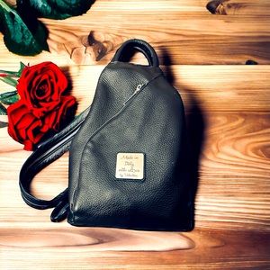 EUC BLACK LEATHER VALENTINA MULTIFUNCTIONAL BACKPACK
SLING SHOULDER BAGPACK